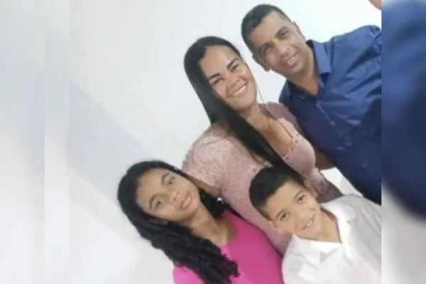 foto colorida de familia