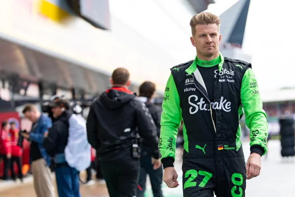 Foto colorida de Hulkenberg, da Sauber - Metrópoles