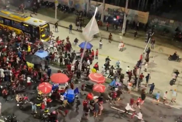 Imagem colorida da confusão no embarque do Flamengo - Metrópoles