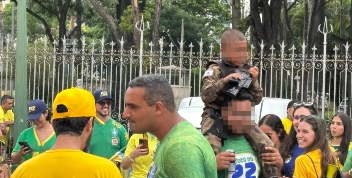 Criança com fuzil em ato do PL em BH Criança com fuzil em ato do PL em BH
