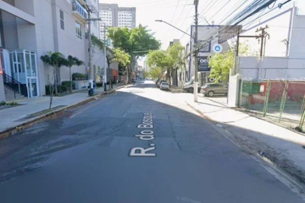 Foto colorida de rua em que houve atropelamento de coletor de lixo na zona oeste de São Paulo.