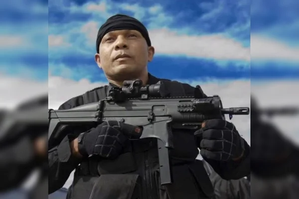 Policial com arma