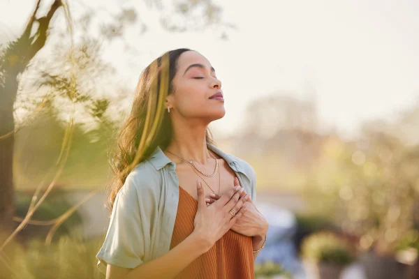 Foto de Mulher relaxada e respira ar fresco ao ar livre ao pôr do sol