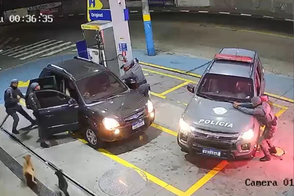 Foto colorida de reprodução de câmera de segurança a qual mostrou momento em que dois suspeitos são presos e um homem libertado de sequestro, em Guarulhos.