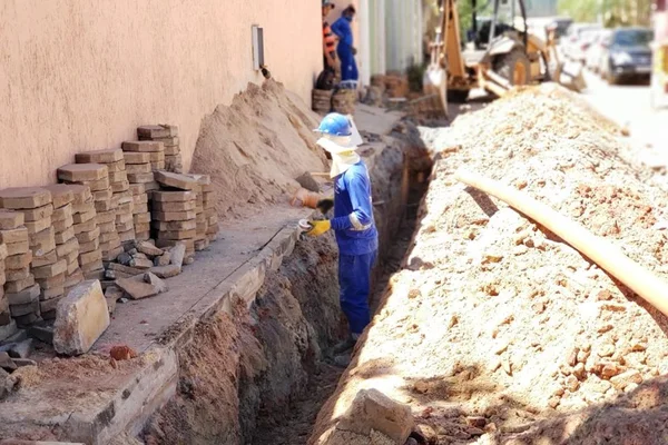 Operário trabalha em obra