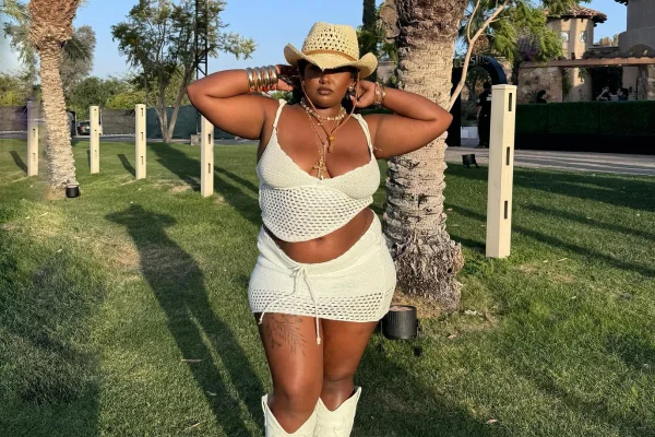 Na imagem com cor, foto de looks para se inspirar pro Rock In Rio - metrópoles
