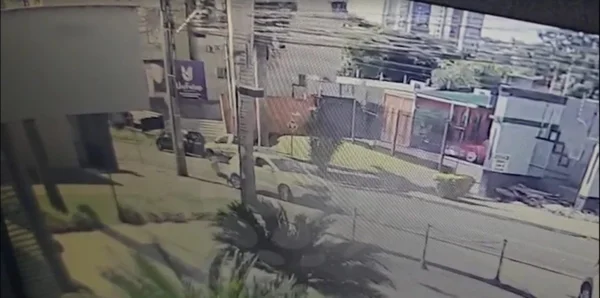 imagem colorida mulher atropelada por motorista que deu ré maringa