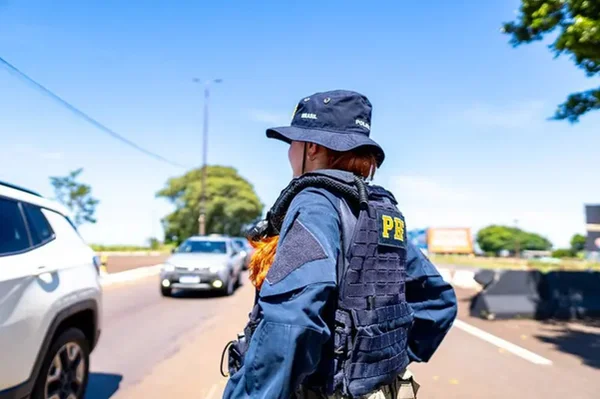 Imagem colorida de agente da Polícia Rodoviária Federal
