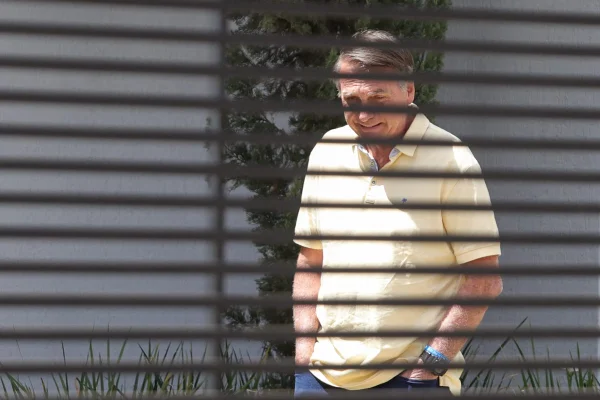 Michelle Bolsonaro recebe flores em 2º dia de julgamento do marido