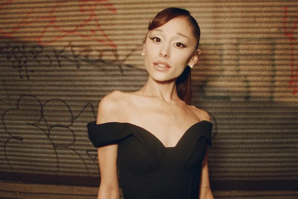 foto com cor. ariana grande em bastidores de videoclipe - metrópoles