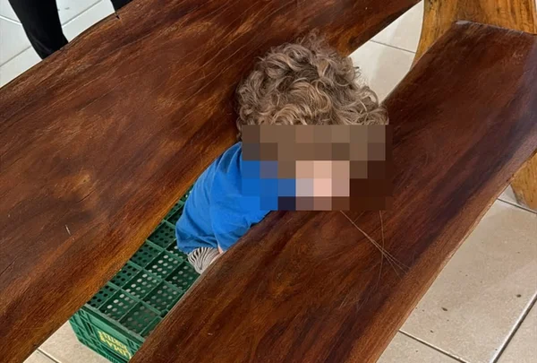 Menino prende cabeça em banco de madeira e mobiliza Corpo de Bombeiros