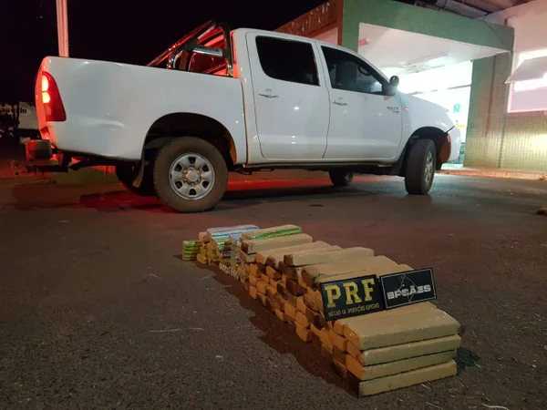 PRF e PMDF recuperam carro roubado com 62kg de maconha no DF
