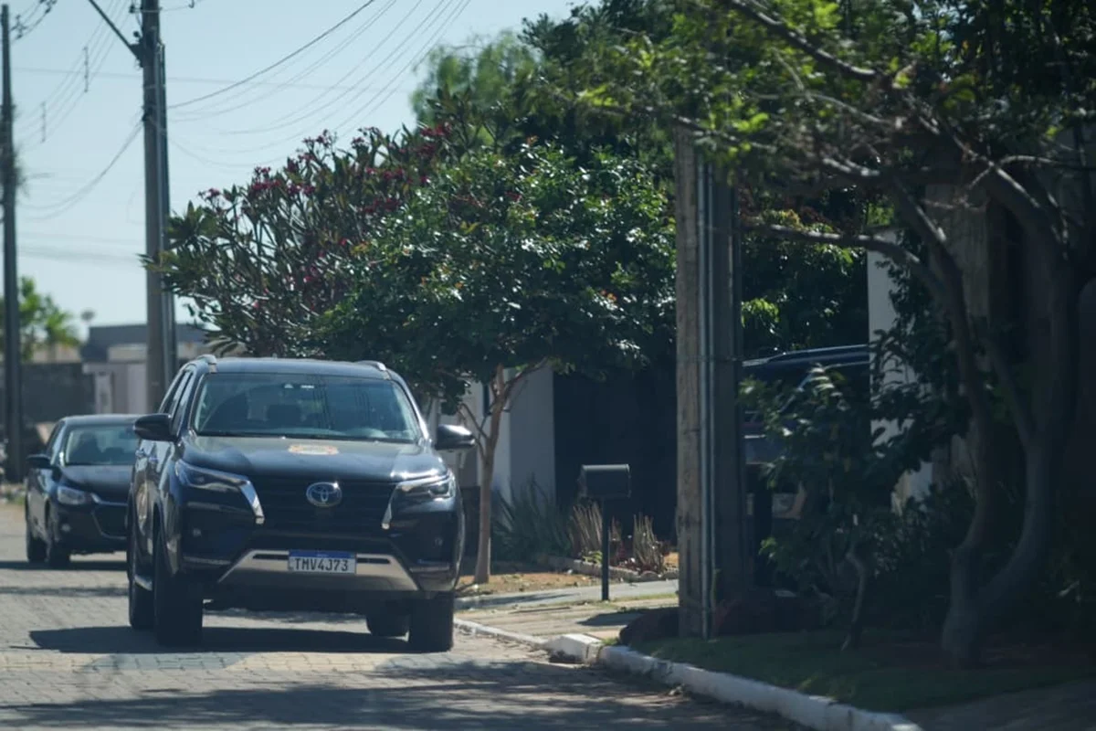 Carro da Polícia Federal em frente a casa do deputado federal Mário Frias no Jardim Botânico Carro da Polícia Federal em frente a casa do deputado federal Mário Frias no Jardim Botânico