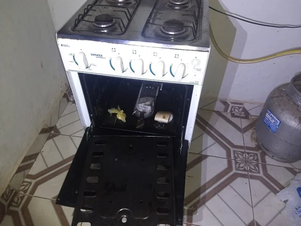 PMDF prende homem que escondia drogas em fogão e arma em televisor