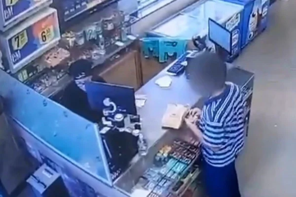 Imagem colorida mostra adolescente que matou os pais e a irmã fazendo compras em uma padaria no dia seguinte ao crime, ocorrido na zona oeste de São Paulo - Metrópoles