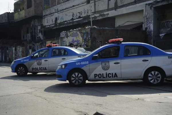 Três PMs são presos por roubo de celulares durante abordagem no Rio