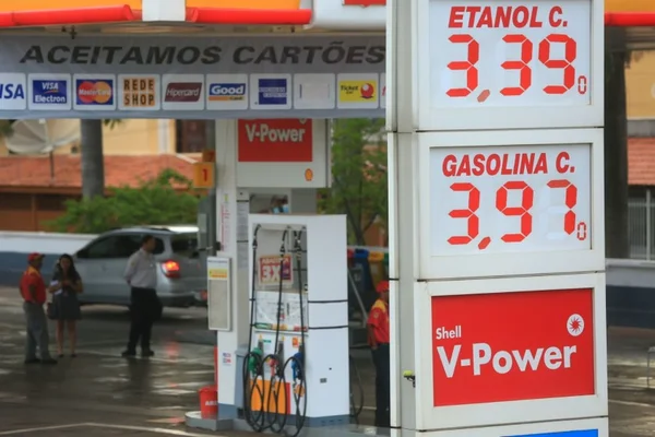 Presente de ano novo. Gasolina já custa R$ 3,97 nos postos do DF. Álcool também aumentou