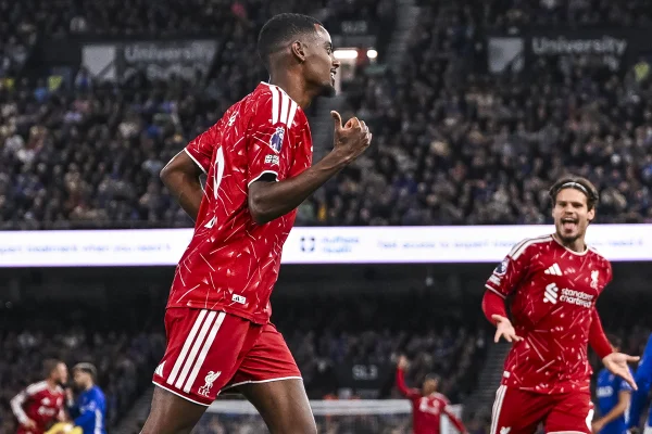 Isak marca dois, Liverpool bate Ipswich e vence primeira na Premier League