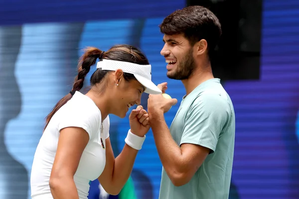 Foto colorida de Raducanu e Alcaraz durante o US Open - Metrópoles