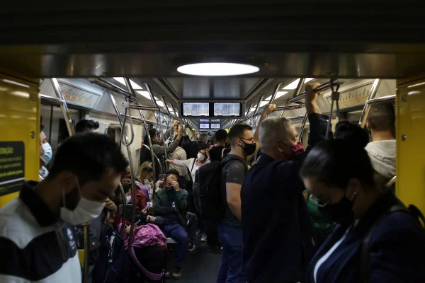 Idosos a partir de 60 anos voltam a ter acesso gratuito a trem e metrô