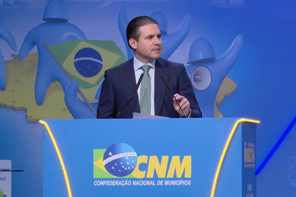 O presidente da Câmara dos Deputados, Hugo Motta, em discurso na Marcha dos Prefeitos