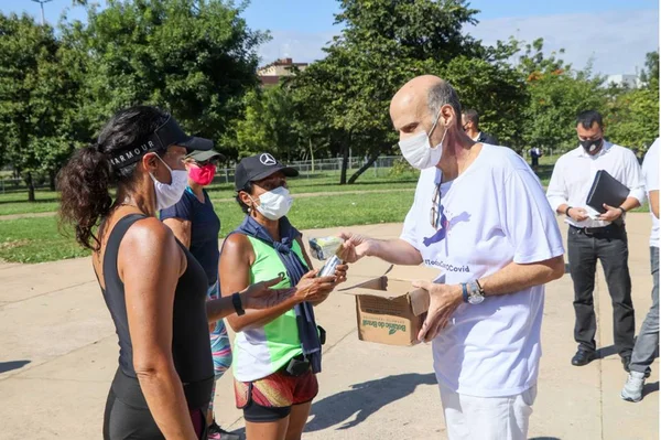 No Sudoeste, Paco Britto distribui álcool e máscara contra Covid-19