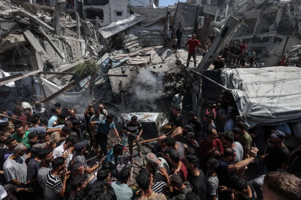 Moradores palestinos fazem busca e resgate após o exército israelense atacar uma barraca usada como ponto de carregamento de celulares no Campo de Refugiados de Al-Shati, na Cidade de Gaza