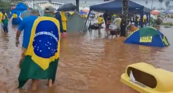 Bolsonaristas em meio a um acampamento alagado - Metrópoles