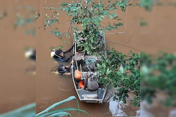 Bombeiros encontram dois corpos em caminhão que despencou de ponte em MG