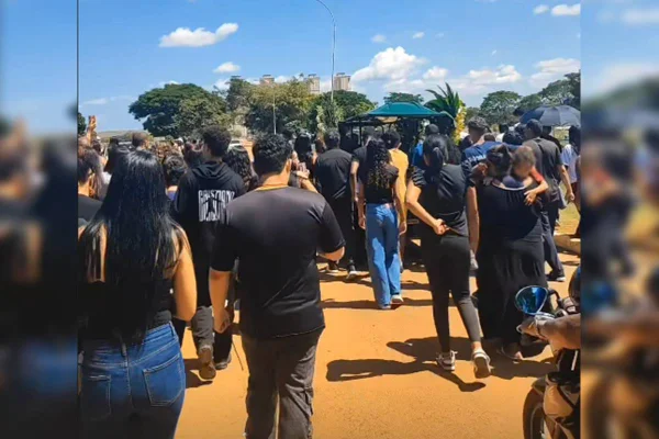 Corpo de adolescente de 16 anos assassinado com facada no peito é sepultado - destaque galeria Corpo de adolescente de 16 anos assassinado com facada no peito é sepultado - destaque galeria