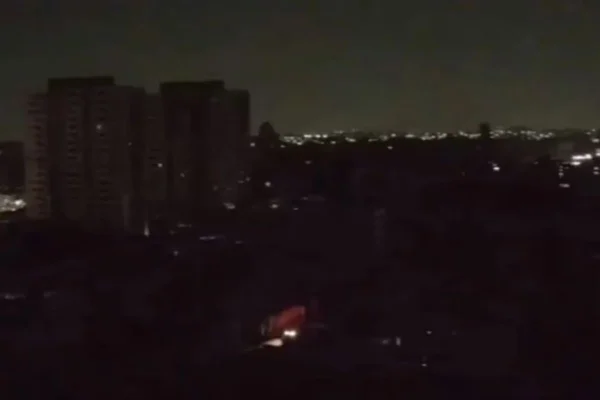 Quedas de galhos e árvores danificaram a rede elétrica de São Paulo e deixaram clientes sem luz. Rajadas de vento ultrapassaram 80 km/h - Metrópoles