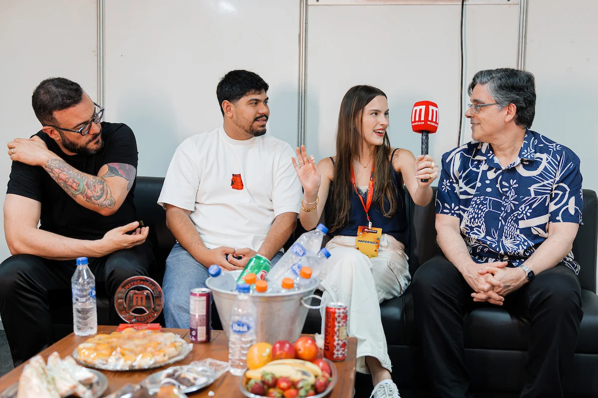 Repórter Andressa Sarkis entrevista os dubladores Glauco Marques, Vyni Takahashi e Guilherme Briggs Repórter Andressa Sarkis entrevista os dubladores Glauco Marques, Vyni Takahashi e Guilherme Briggs
