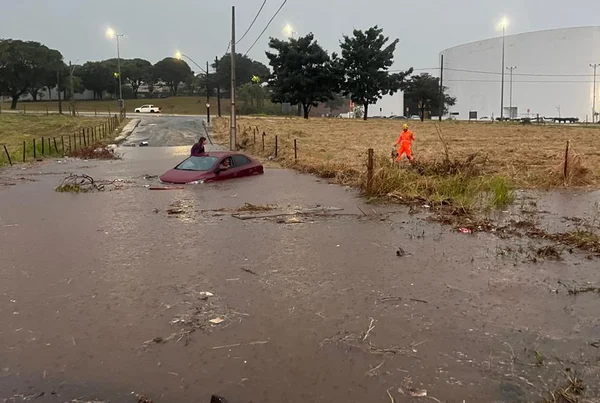 MG: temporal alaga avenida e deixa três pessoas ilhadas em carro - destaque galeria