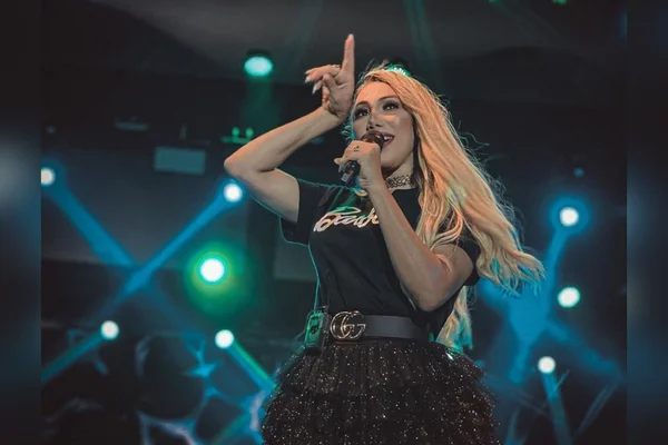 mulher em cima de palco com microfone