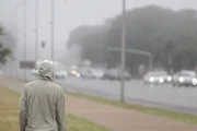 O céu de Brasília amanheceu tomado por uma forte neblina