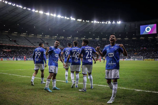 Com casa cheia, Cruzeiro recebe o Bahia em confronto do G-4 da Série B
