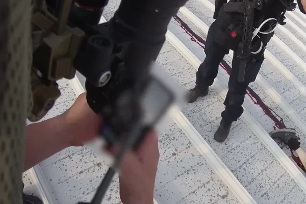 Agentes do Serviço Secreto ao lado do corpo do atirador - Metrópoles