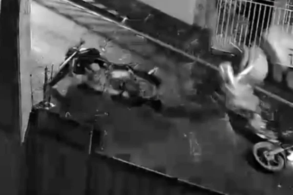 Motoqueiros batem de frente e são arremessados no interior de SP