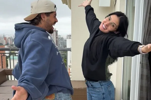 Veja o primeiro beijo de Ana Castela e Zé Felipe no SBT - Metrópoles