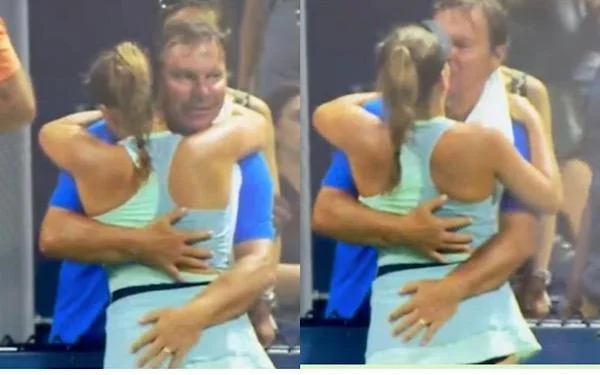 Tenista leva beijo na boca e mão no bumbum, no US Open. Era o pai dela