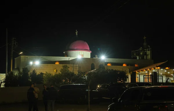 Imagem colorida mostra igreja na Jordânia - Metrópoles