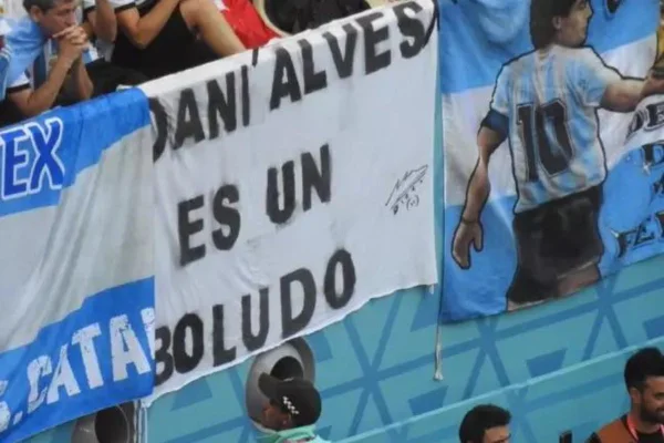 Imagem colorida mostra torcedores argentinos levam faixa xingando Daniel Alves com frase usada por Maradona - Metrópoles