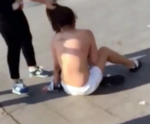 Amante de marido apanha de mulher traída em praça pública