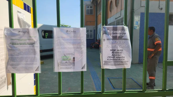 imagem colorida mostra comunicados em portão de escola - metrópoles