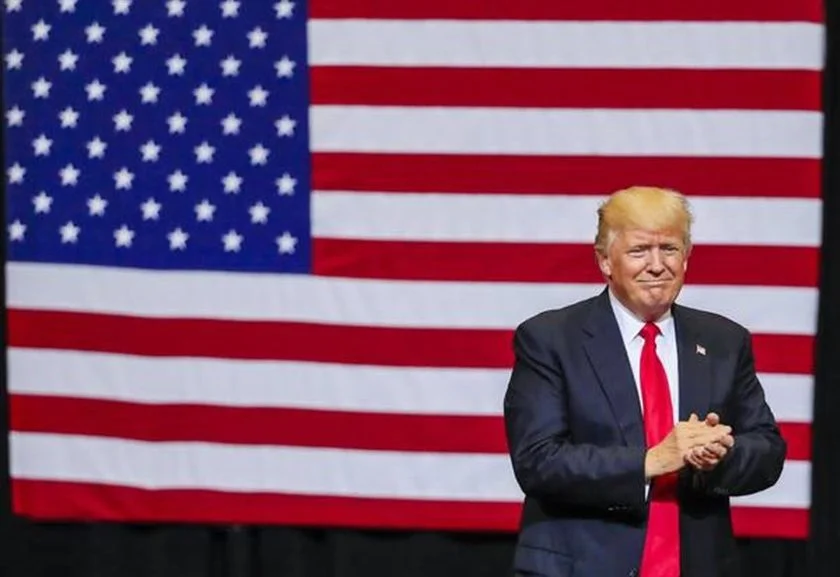 <b>O presidente estava infeliz na cerimônia de posse</b>. Ignorado por Hollywood, Trump assumiu a carranca de menino mimado no dia da cerimônia de posse. Disse a aliados que Barack e Michelle Obama o trataram com desdém e mostrou o tipo de persona que usaria na maioria dos compromissos públicos, sobretudo diante da imprensa liberal: ameaçador, raivoso, rancoroso e vingativo. Ao fim do já gasto (mas ainda assustador) discurso nacionalista, o colega republicano George W. Bush, presente à cerimônia, murmurou: "Essa merda foi muito estranha" <b>O presidente estava infeliz na cerimônia de posse</b>. Ignorado por Hollywood, Trump assumiu a carranca de menino mimado no dia da cerimônia de posse. Disse a aliados que Barack e Michelle Obama o trataram com desdém e mostrou o tipo de persona que usaria na maioria dos compromissos públicos, sobretudo diante da imprensa liberal: ameaçador, raivoso, rancoroso e vingativo. Ao fim do já gasto (mas ainda assustador) discurso nacionalista, o colega republicano George W. Bush, presente à cerimônia, murmurou: "Essa merda foi muito estranha"