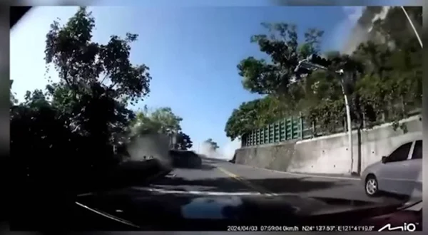 imagem colorida carro atingido por rocha terremoto taiwan