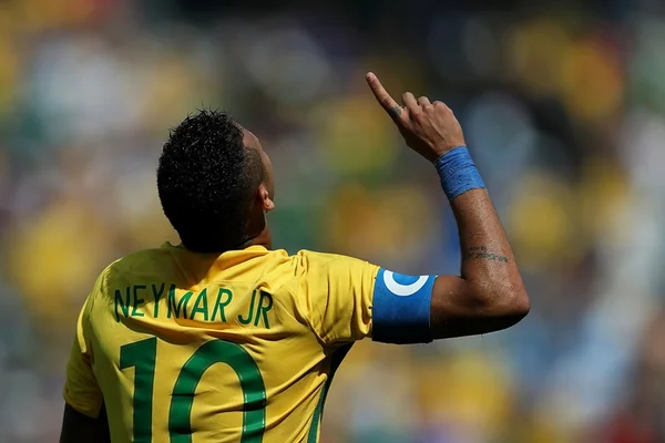 Depois de quase quatro meses, Neymar volta ao Barcelona em alta