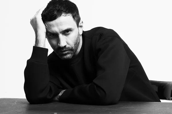 Brasileiro revela affair com Riccardo Tisci, designer da Burberry