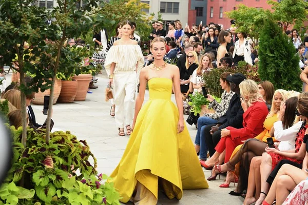 Oscar de La Renta lança cinco tendências para a primavera 2019