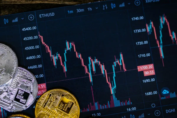 Imagens coloridas mostram arte com gráficos financeiros e moedas para simbolizar crimes cibernéticos